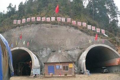 小型混凝土泵車，四川松潘隧道施工紀(jì)實(shí)